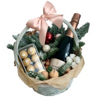 Новогодняя корзина "Вино и сладости"